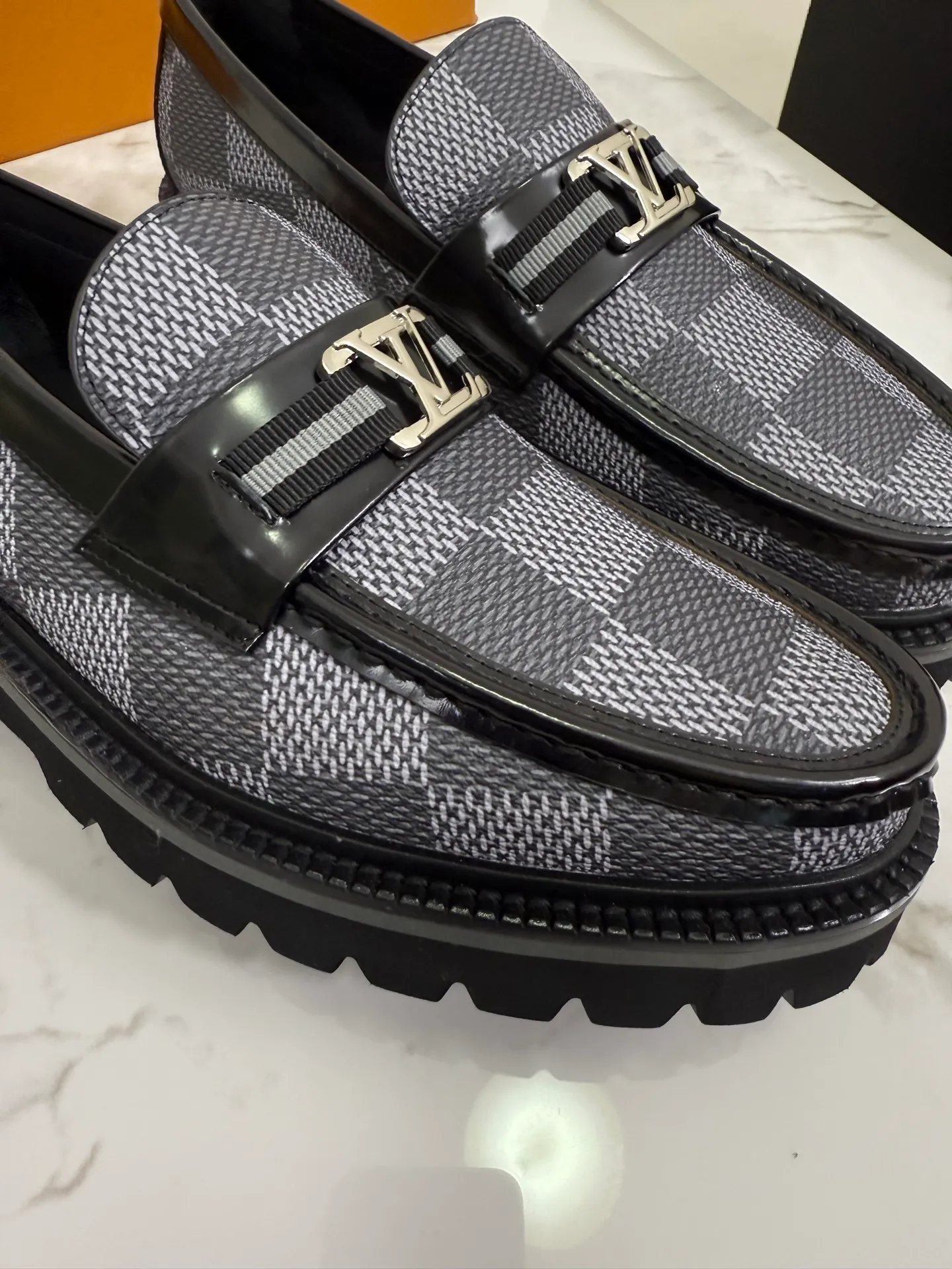[L Family] Top P: 800💰 ▪️Size: 39-44 (38.45 custom-made) The top male god leather shoes Lv series are sold at the same time with original factory configuration, original cowhide fabric imported from Italy, soft and comfortable, imported water-dyed cow lining, soles: original ultra-light French foam outsole super comfortable, original factory with single goods 🔍🔍high quality, can be entered and exited at will, welcome to compare and synchronize.